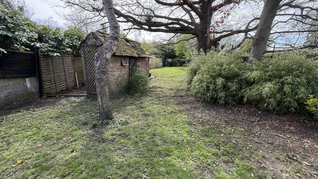 Lot: 130 - SUBSTANTIAL PERIOD PROPERTY WITH MULTIPLE BUILDINGS REQUIRING REFURBISHMENT - External image of main house garden